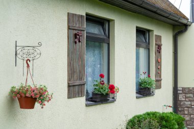 Güzel çiçekler pencerenin pervazında, rahat evin dışında.. 