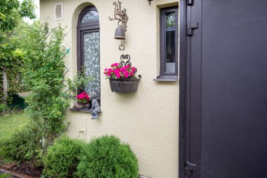 Güzel çiçekler pencerenin pervazında, rahat evin dışında.. 