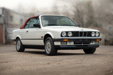 Riga, Letonya - 1 Nisan 2024: Beyaz klasik BMW E30.