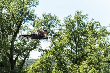Bir insan neşeyle zeplinle geziyor yemyeşil alanda, heyecan verici bir macera sergiliyor ve dışarıda eğleniyor.