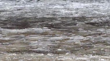 Donmuş bir su yüzeyinin çok güzel detaylı bir görüntüsü çeşitli eşsiz buz dokularını ve kalıplarını sergiliyor.