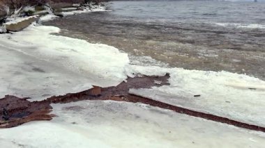 Büyüleyici bir manzara, buzun akan suyla buluştuğu büyüleyici bir kıyı şeridi, büyüleyici güzellikler sergiliyor.