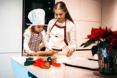 Mutfakta bir anne ve kız arasında kahkahalarla, yaratıcılıkla ve sevgiyle dolu neşeli bir pişirme seansı.