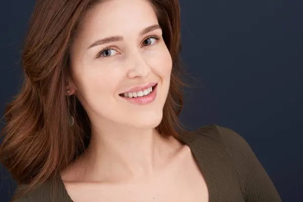 真っ白な歯と緑の目を持つ美しい若い女性のクローズアップポートレート ストック画像