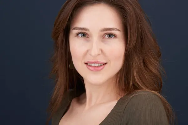 真っ白な歯と緑の目を持つ美しい若い女性のクローズアップポートレート ストック写真