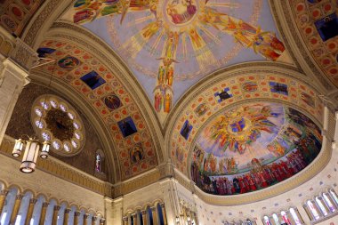 MONTREAL QUEBEC CANADA - 10 25 2022: Madonna della Difesa Kilisesi 'nin içinde Küçük İtalya' da bir Katolik kilisesi bulunmaktadır.