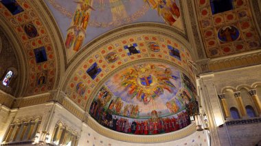 MONTREAL QUEBEC CANADA - 10 25 2022: Madonna della Difesa Kilisesi 'nin içinde Küçük İtalya' da bir Katolik kilisesi bulunmaktadır.