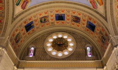 MONTREAL QUEBEC CANADA - 10 25 2022: Madonna della Difesa Kilisesi 'nin içinde Küçük İtalya' da bir Katolik kilisesi bulunmaktadır.