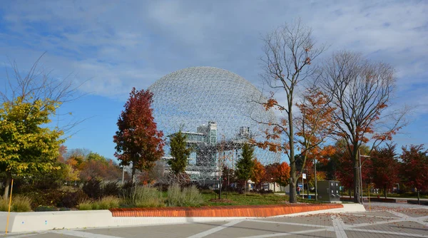 MONTREAL, CANADA - 10 19 2022: Biyosfer Montreal 'de çevreye adanmış bir müzedir. 1967 Dünya Fuarı için ABD 'nin eski pavyonunda bulunan Parc Jean-Drapeau, Expo 67.