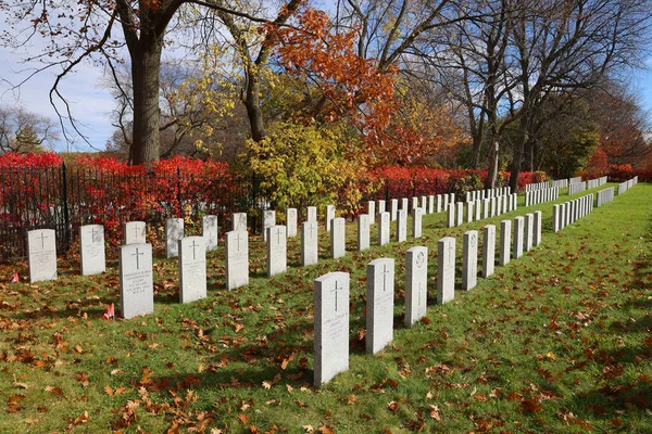 モントリオールケベックカナダ 2022年 ノートルダム ナイジェス墓地のカナダ人兵士の墓は ナイジェス ノートルダム グレイスのボロにある田舎の墓地です — ストック写真