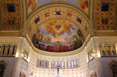 MONTREAL QUEBEC CANADA - 10 25 2022: Madonna della Difesa Kilisesi 'nin içinde Küçük İtalya' da bir Katolik kilisesi bulunmaktadır.