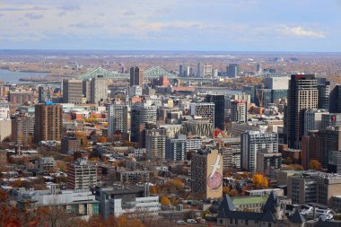 MONTREAL CANADA - 10 19 2022 Montreal şehir merkezinin kuş bakışı görüntüsü. Montreal, Kanada 'nın Quebec eyaletinde yer alan bir şehirdir..