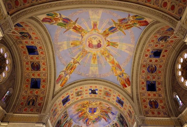 MONTREAL QUEBEC CANADA - 10 25 2022: Madonna della Difesa Kilisesi 'nin içinde Küçük İtalya' da bir Katolik kilisesi bulunmaktadır.