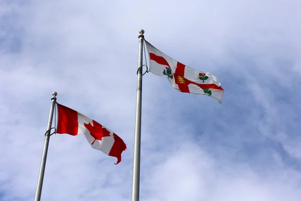 Kanada Och Montreal Flaggor Viftande Över Blå Himmel — Stockfoto