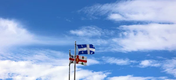 Montreal Och Quebec Flaggor Viftande Över Blå Himmel — Stockfoto
