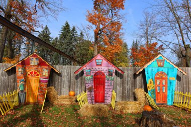 Granby QUEBEC CANADA - 10 21 2022: Sonbaharda Cadılar Bayramı dekorasyon köyü 