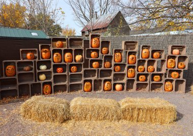 Granby QueBEC Kanada - 10 21 2022 Cadılar Bayramı için komik balkabağı süslemesi