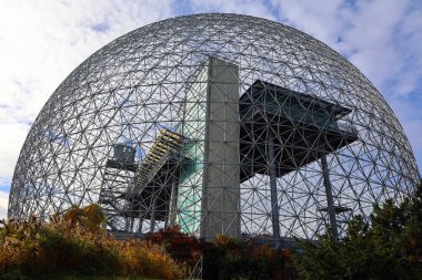 MONTREAL, CANADA - 10 19 2022: Biyosfer Montreal 'de çevreye adanmış bir müzedir. 1967 Dünya Fuarı için ABD 'nin eski pavyonunda bulunan Parc Jean-Drapeau, Expo 67.
