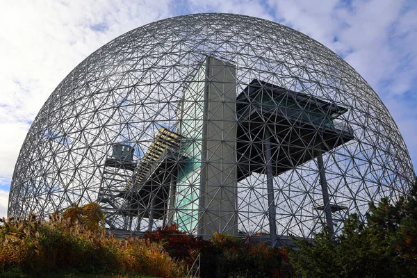 MONTREAL, CANADA - 10 19 2022: Biyosfer Montreal 'de çevreye adanmış bir müzedir. 1967 Dünya Fuarı için ABD 'nin eski pavyonunda bulunan Parc Jean-Drapeau, Expo 67.