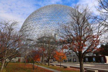 MONTREAL, CANADA - 10 19 2022: Biyosfer Montreal 'de çevreye adanmış bir müzedir. 1967 Dünya Fuarı için ABD 'nin eski pavyonunda bulunan Parc Jean-Drapeau, Expo 67.