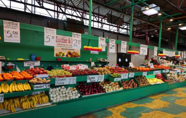 MONTREAL QUEBEC CANADA - 10 19 2022: Jean-Talon Market 'te meyve ve sebze standı Montreal' de bir çiftçi pazarıdır. Küçük İtalya bölgesinde yer alan pazar Jean-Talon Caddesi ile sınırlıdır.