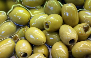 Botanik adı Olea europaea olan zeytin, Oleaceae familyasından geleneksel olarak Akdeniz Havzası 'nda bulunan küçük bir ağaç türüdür..