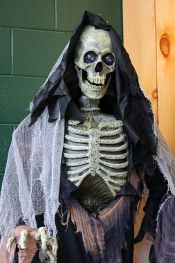 MONTREAL QUEBEC CANADA - 10 19 2022: Cadılar Bayramı İnsan iskeleti dekorasyonunun korkutucu heykeli