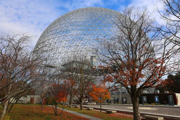 MONTREAL, CANADA - 10 19 2022: Biyosfer Montreal 'de çevreye adanmış bir müzedir. 1967 Dünya Fuarı için ABD 'nin eski pavyonunda bulunan Parc Jean-Drapeau, Expo 67.