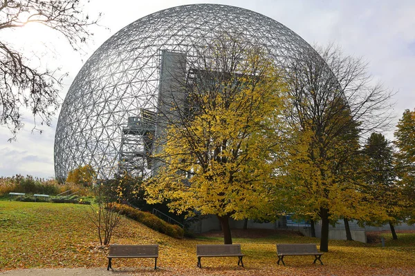 MONTREAL, CANADA - 10 19 2022: Biyosfer Montreal 'de çevreye adanmış bir müzedir. 1967 Dünya Fuarı için ABD 'nin eski pavyonunda bulunan Parc Jean-Drapeau, Expo 67.