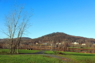 BROMONT QUEBEC CANADA - 11 02 2022: Bromont, Kanada 'nın Quebec şehrinin güneyinde, Mont Brome' un tabanında, Brome-Missisquoi Bölgesel İlçe Belediyesi 'nde bir şehirdir..