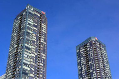 MONTREAL QUEBEC CANADA - 12 13 2022: The Tour des Canadian ens 1,2 ve 3 Montreal, Quebec, Kanada 'da bulunan bir gökdelen kompleksi. Montreal şehir merkezindeki Bell Center 'ın yanında yer almaktadır.