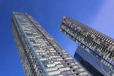 MONTREAL QUEBEC CANADA - 12 13 2022: The Tour des Canadian ens 1,2 ve 3 Montreal, Quebec, Kanada 'da bulunan bir gökdelen kompleksi. Montreal şehir merkezindeki Bell Center 'ın yanında yer almaktadır.