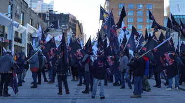 Kanada 'da bayraklı insanlar