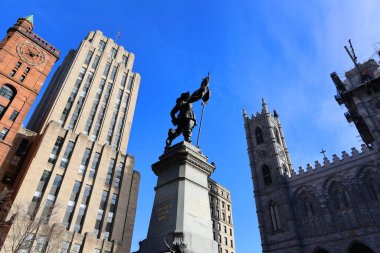 MONTREAL QUEBEC CANADA - 09 10 2022: Place d 'arme ve Notre-Dame Bazilikası (Fransızca: Basilique Notre-Dame de Montreal), Montreal' in tarihi bölgesinde bulunan bir bazilika.