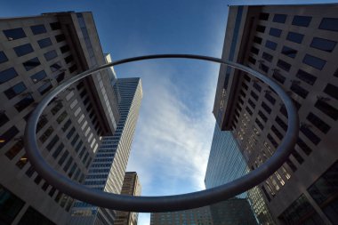 MONTREAL, QUEBEC, CANADA - 12 13 2022: Yüzük 23.000 kg ağırlığında ve 30 metre çapında çelik bir yapıdır.