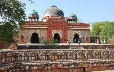 DELHI INDIA - 02 11 2023: Isa Khans Mezarı Humayuns Mezarı ile aynı yerleşkede yer almaktadır. 15. yüzyılda inşa edilmiş. Isa Khan Şer Şah Suri 'nin saraylarında bir Afgan asilzadesiydi..