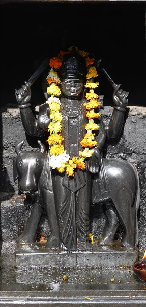 Hindu Statue Med Blomster Asien - Stock-foto