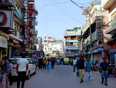 DELHI INDIA - 02 11 2023: Eski Delhi 'deki Market' te yoğun bir cadde.