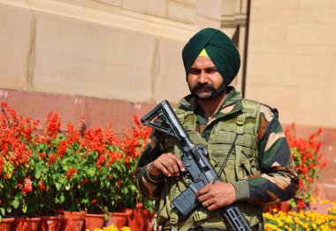 DELHI INDIA - 02 11 2023: Hindistan Kapısı Anıt Koruması Sih Askeri