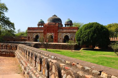 DELHI INDIA - 02 11 2023: Isa Khans Mezarı Humayuns Mezarı ile aynı yerleşkede yer almaktadır. 15. yüzyılda inşa edilmiş. Isa Khan Şer Şah Suri 'nin saraylarında bir Afgan asilzadesiydi..