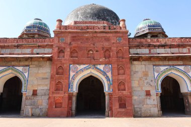 DELHI INDIA - 02 11 2023: Isa Khans Mezarı Humayuns Mezarı ile aynı yerleşkede yer almaktadır. 15. yüzyılda inşa edilmiş. Isa Khan Şer Şah Suri 'nin saraylarında bir Afgan asilzadesiydi..