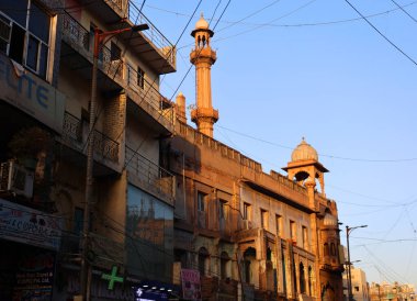 DELHI INDIA - 02 11 2023: Fatehpuri Camii, Hindistan 'ın başkenti Delhi' de bulunan Chandni Chowk 'un en eski sokağının batı ucunda yer alan 17. yüzyıldan kalma bir camidir.