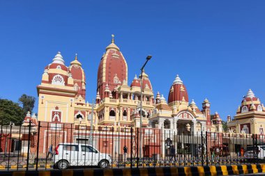 DELHI INDIA - 02 11 2023: Laxminarayan Mandir, Delhi, Hindistan 'da Laxminarayan' a adanmış bir Hindu tapınağıdır. Laxminarayan genellikle Narayan olarak da bilinen Trimurti 'deki Koruyucu Vishnu' ya gönderme yapar.