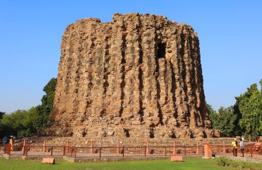 DELHI INDIA - 02 11 2023: Delhis zafer kulesinin Kutub Minar Kompleksi. Bu 73m 12. yüzyıl minaresi Delhis Eyfel Kulesi veya Big Ben şehrin en önemli sembolüdür..