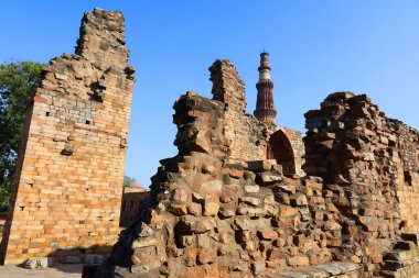 DELHI INDIA - 02 11 2023: Delhis zafer kulesinin Kutub Minar Kompleksi. Bu 73m 12. yüzyıl minaresi Delhis Eyfel Kulesi veya Big Ben şehrin en önemli sembolüdür..