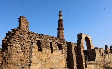 DELHI INDIA - 02 11 2023: Delhis zafer kulesinin Kutub Minar Kompleksi. Bu 73m 12. yüzyıl minaresi Delhis Eyfel Kulesi veya Big Ben şehrin en önemli sembolüdür..