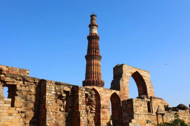 DELHI INDIA - 02 11 2023: Delhis zafer kulesinin Kutub Minar Kompleksi. Bu 73m 12. yüzyıl minaresi Delhis Eyfel Kulesi veya Big Ben şehrin en önemli sembolüdür..