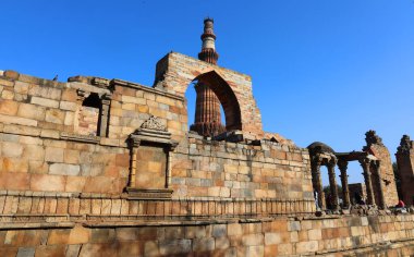 DELHI INDIA - 02 11 2023: Delhis zafer kulesinin Kutub Minar Kompleksi. Bu 73m 12. yüzyıl minaresi Delhis Eyfel Kulesi veya Big Ben şehrin en önemli sembolüdür..