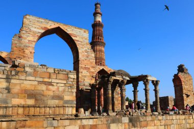 DELHI INDIA - 02 11 2023: Delhis zafer kulesinin Kutub Minar Kompleksi. Bu 73m 12. yüzyıl minaresi Delhis Eyfel Kulesi veya Big Ben şehrin en önemli sembolüdür..
