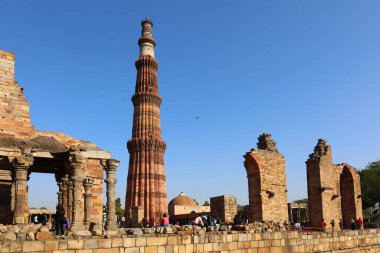 DELHI INDIA - 02 11 2023: Delhis zafer kulesinin Kutub Minar Kompleksi. Bu 73m 12. yüzyıl minaresi Delhis Eyfel Kulesi veya Big Ben şehrin en önemli sembolüdür..